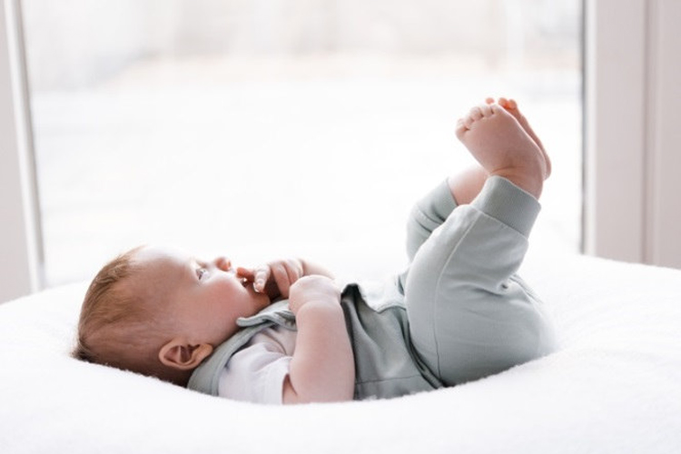 Baby liegt auf dem Rücken