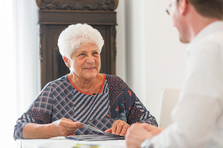 Seniorin lässt sich beraten