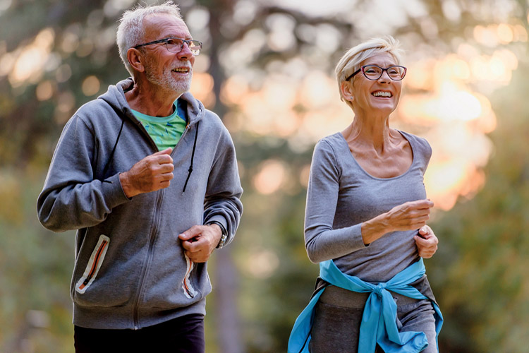 Mann und Frau joggen