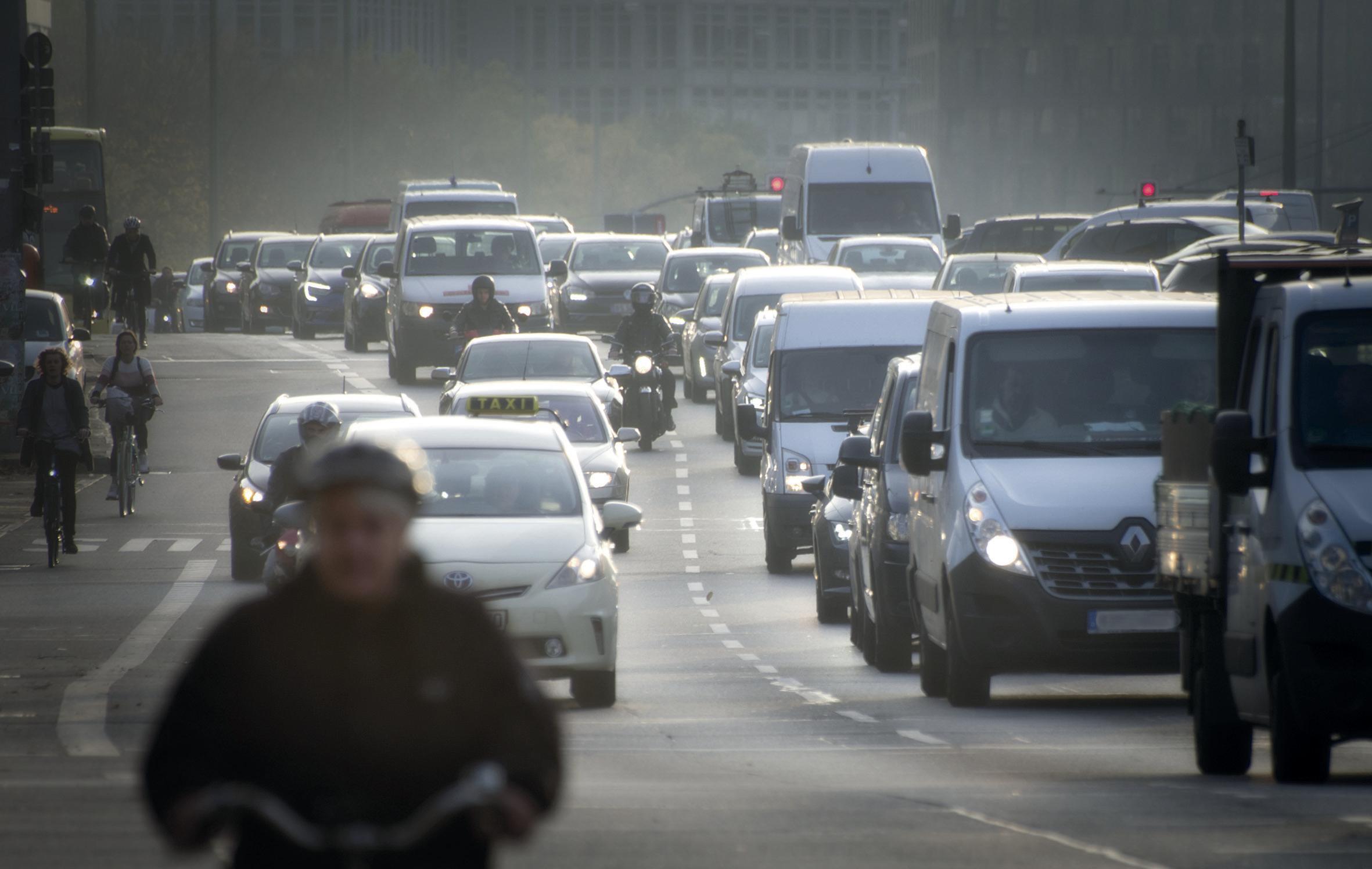 Autostau auf mehrspuriger Straße in der Stadt