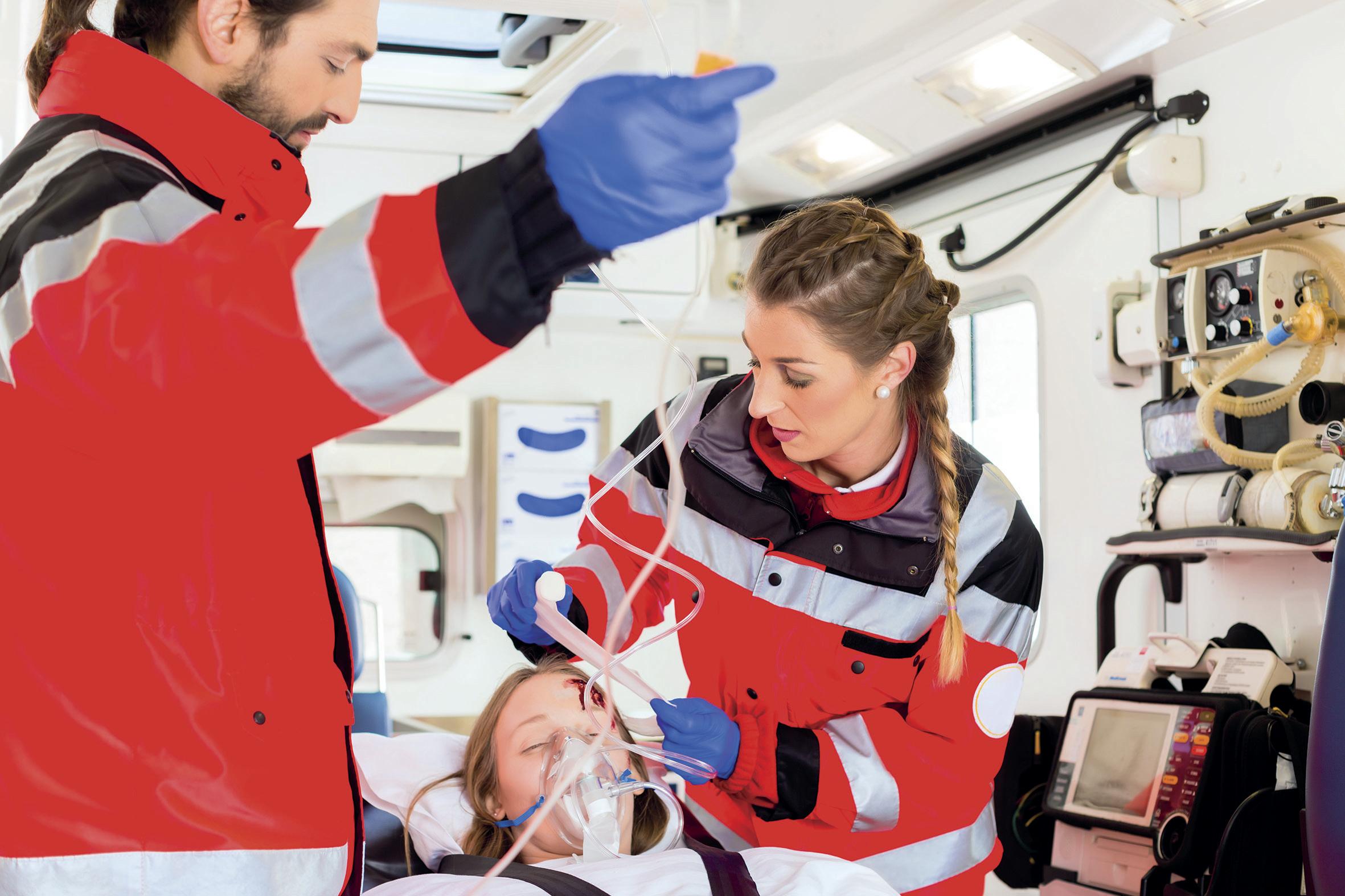 Rettungssanitäter versorgen Schlaganfallpatientin